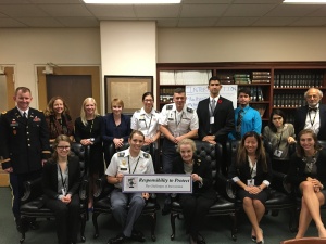 Madeleine Albright (sujetando el cartel) junto al grupo de estudiantes, académicos y cadetes con los que participé en SCUSA, West Point
